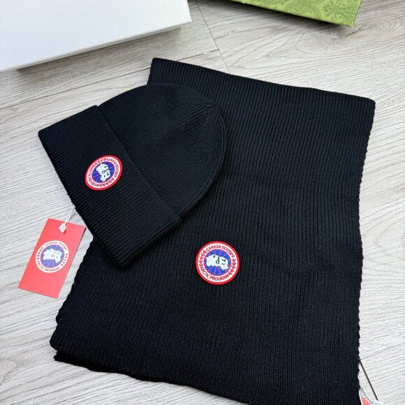 Canada Goose Knitted Hat and Scarf Two-Piece Set - Picture 5 of 5
